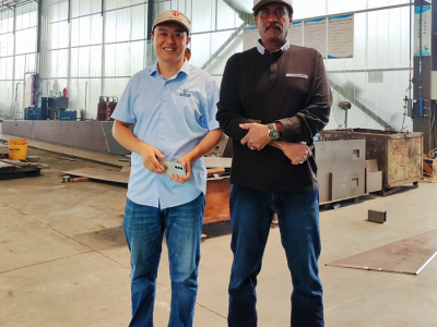 Клиент посещает наш завод