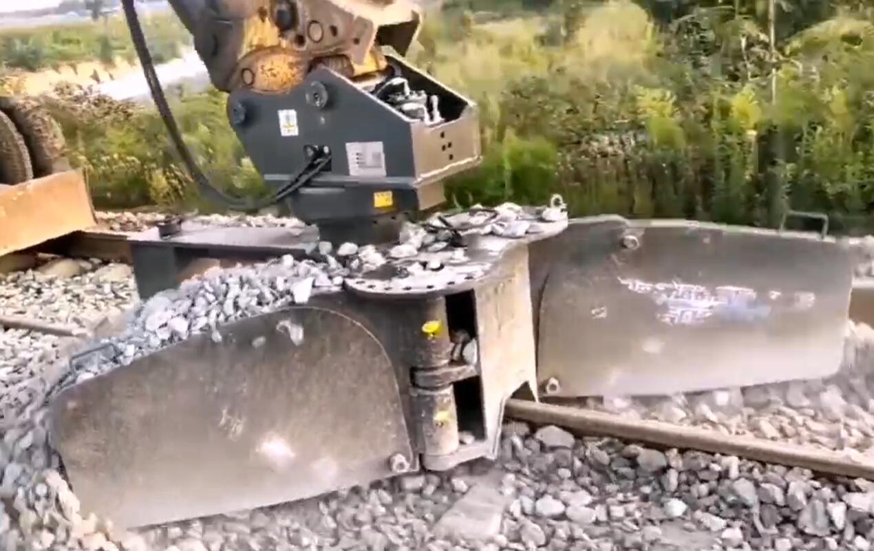 Железнодорожный экскаватор с балластным плугом Железнодорожный экскаватор с балластным плугом