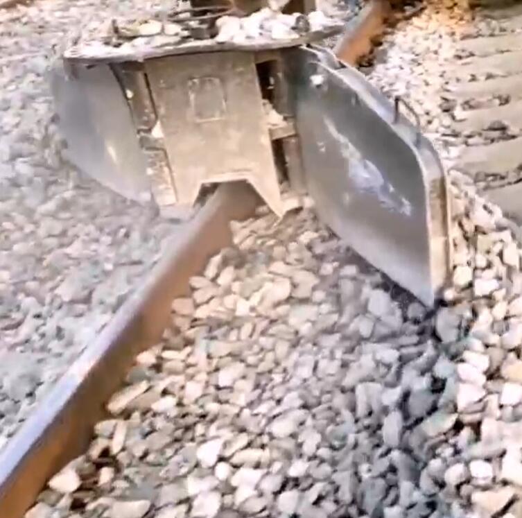 Железнодорожный экскаватор с балластным плугом Железнодорожный экскаватор с балластным плугом