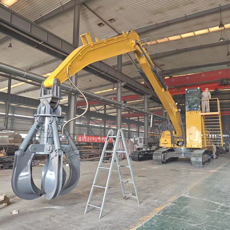 Экскаватор с захватом для стального лома