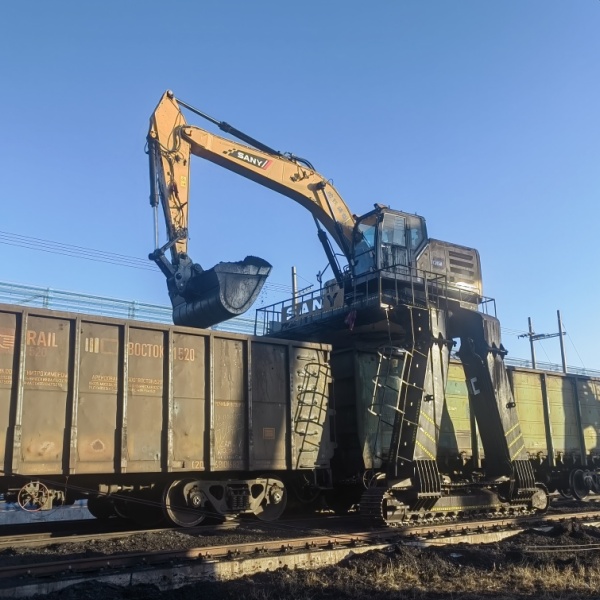 Unloading train excavator long legs