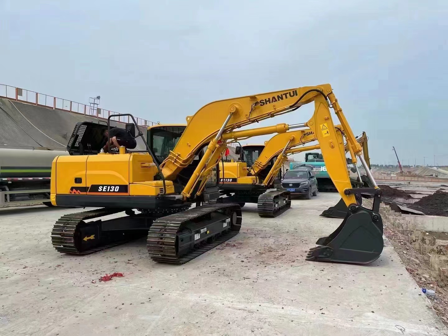 Короткая рука экскаватора Короткая рука экскаватора