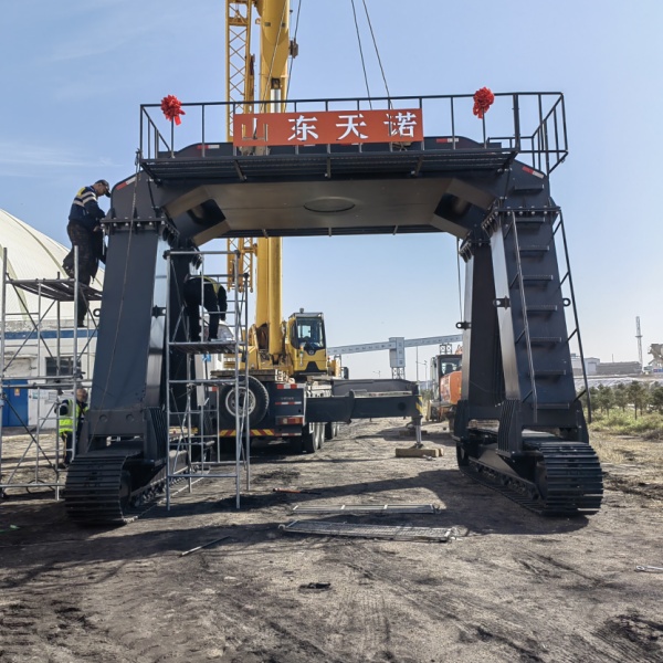 Unloading train excavator long legs