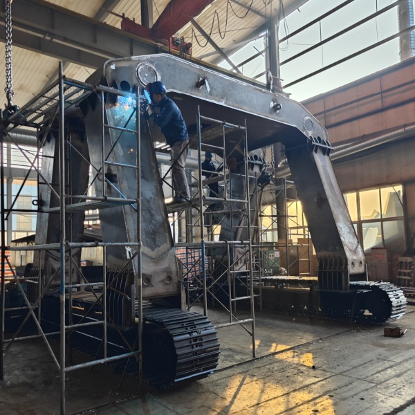 Разгрузочный поезд экскаватор длинные ноги Разгрузочный поезд экскаватор длинные ноги