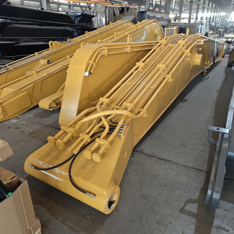 Экскаватор с захватом для стального лома