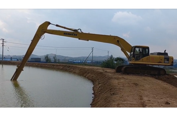 Экскаватор с захватом для стального лома Экскаватор с захватом для стального лома