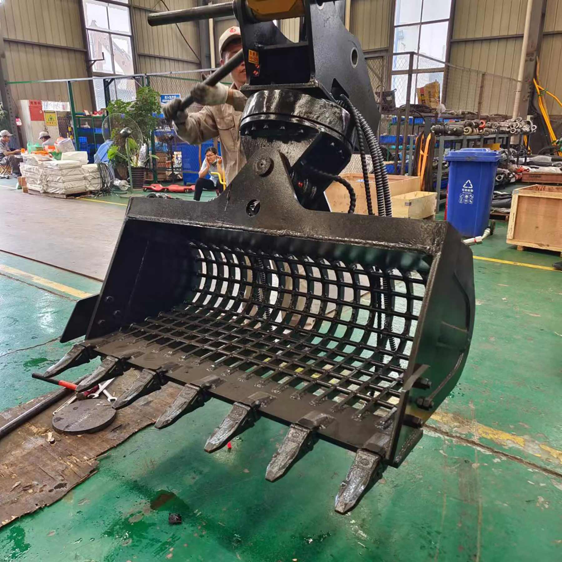 Поворотный планировочный ковш