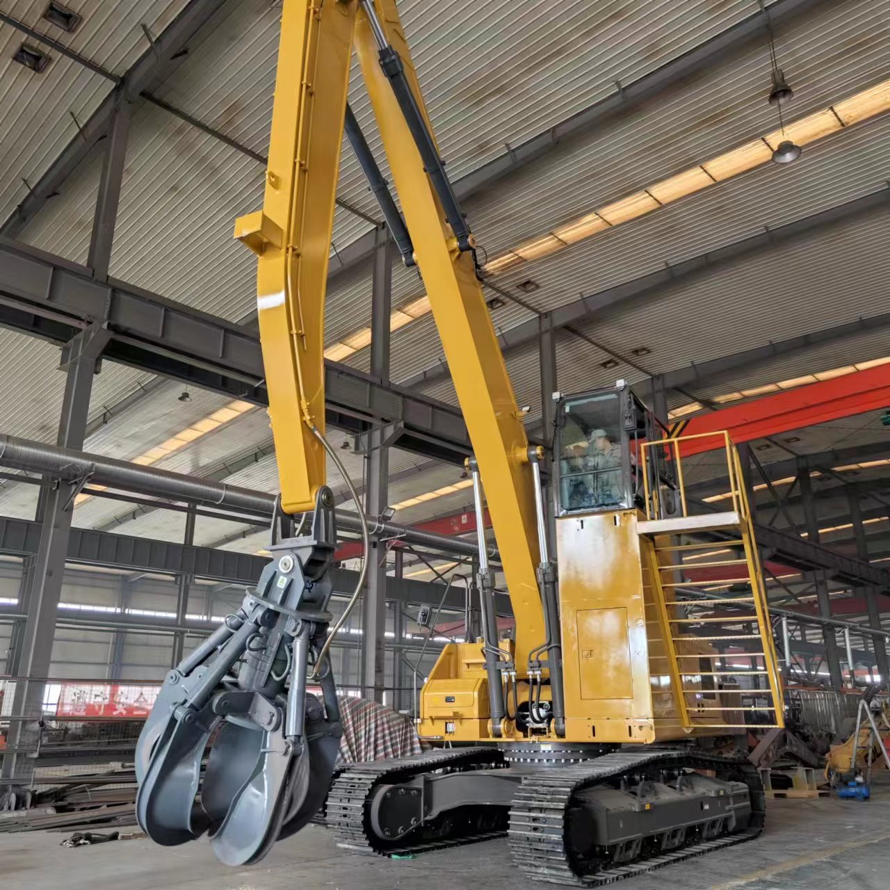 Экскаватор с захватом для стального лома Экскаватор с захватом для стального лома