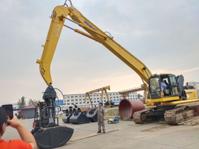 разгрузка руки стальной схватывающей машины